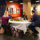 15. oktober: Kronprins Haakon møter representanter for filmbransjen for å høre om deres utfordringer. Kronprinsen Haakon fikk også en forhåndstitt på den nye, norske filmen «Den største forbrytelsen». Foto: Håkon Mosvold Larsen, NTB 